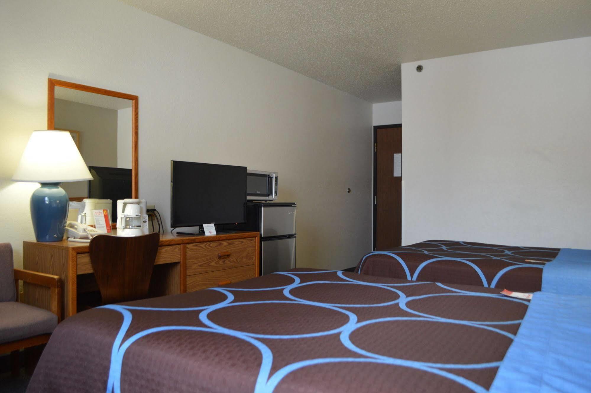 Super 8 By Wyndham Park Rapids Hotel Екстериор снимка